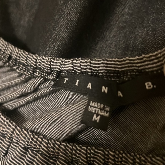 Women’s TIANA B, On/Off Shoulder, 3/4 Sleeves Dress, black/White, Size Medium - Picture 4 of 5